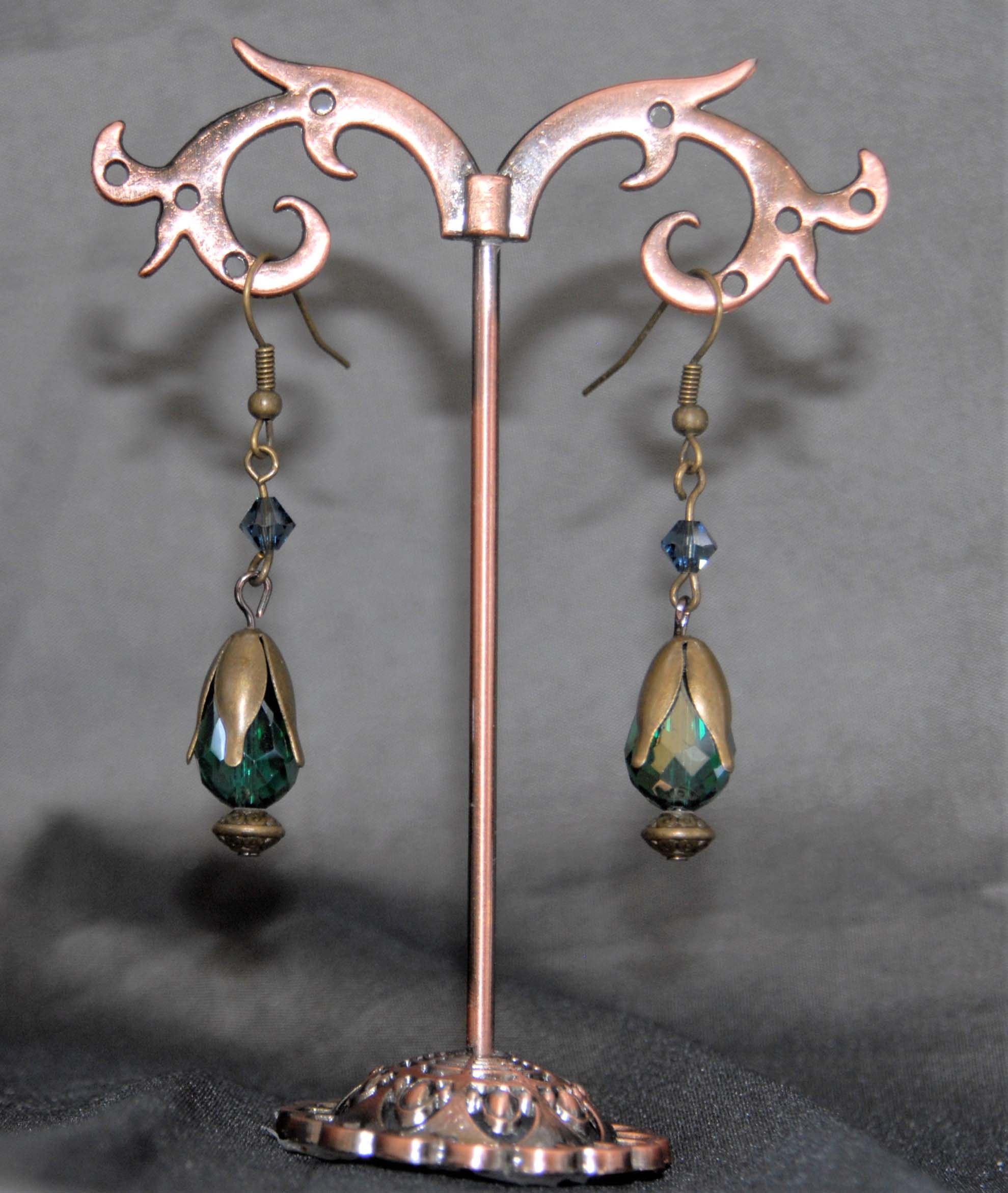 boucles d'oreilles estampe métallique bronze cristal de Bohème vert