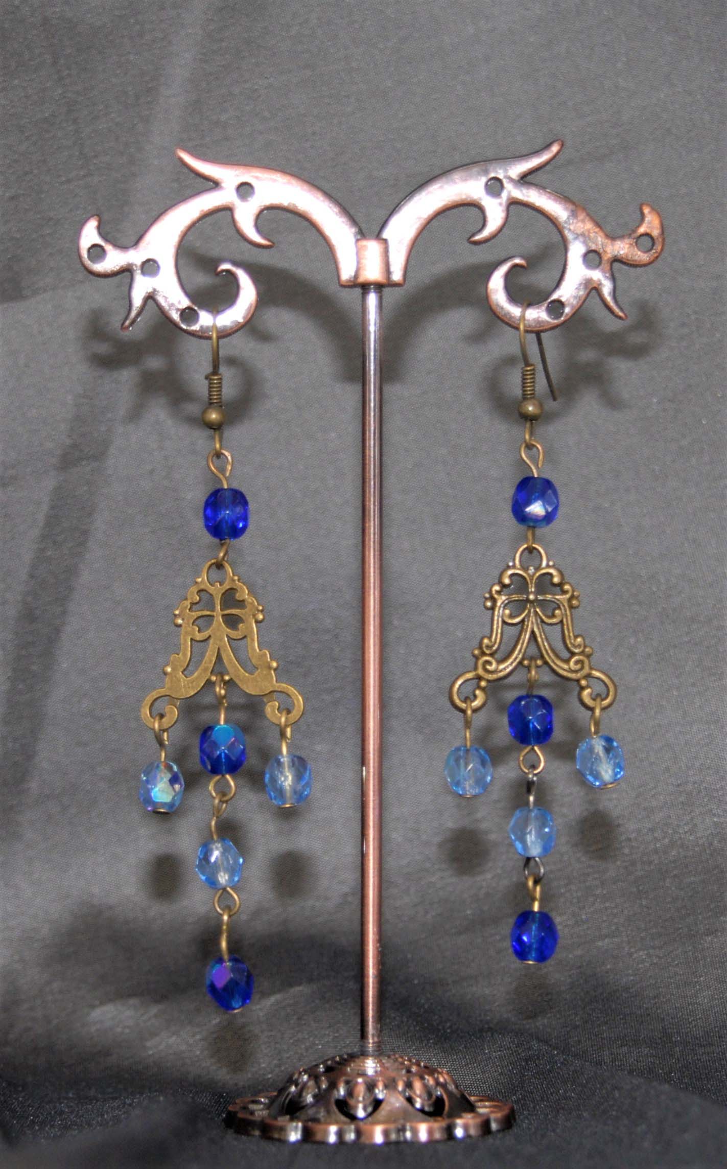 boucles d'oreilles estampe métallique bronze cristal de Bohème bleu canard, bleu ciel et jais