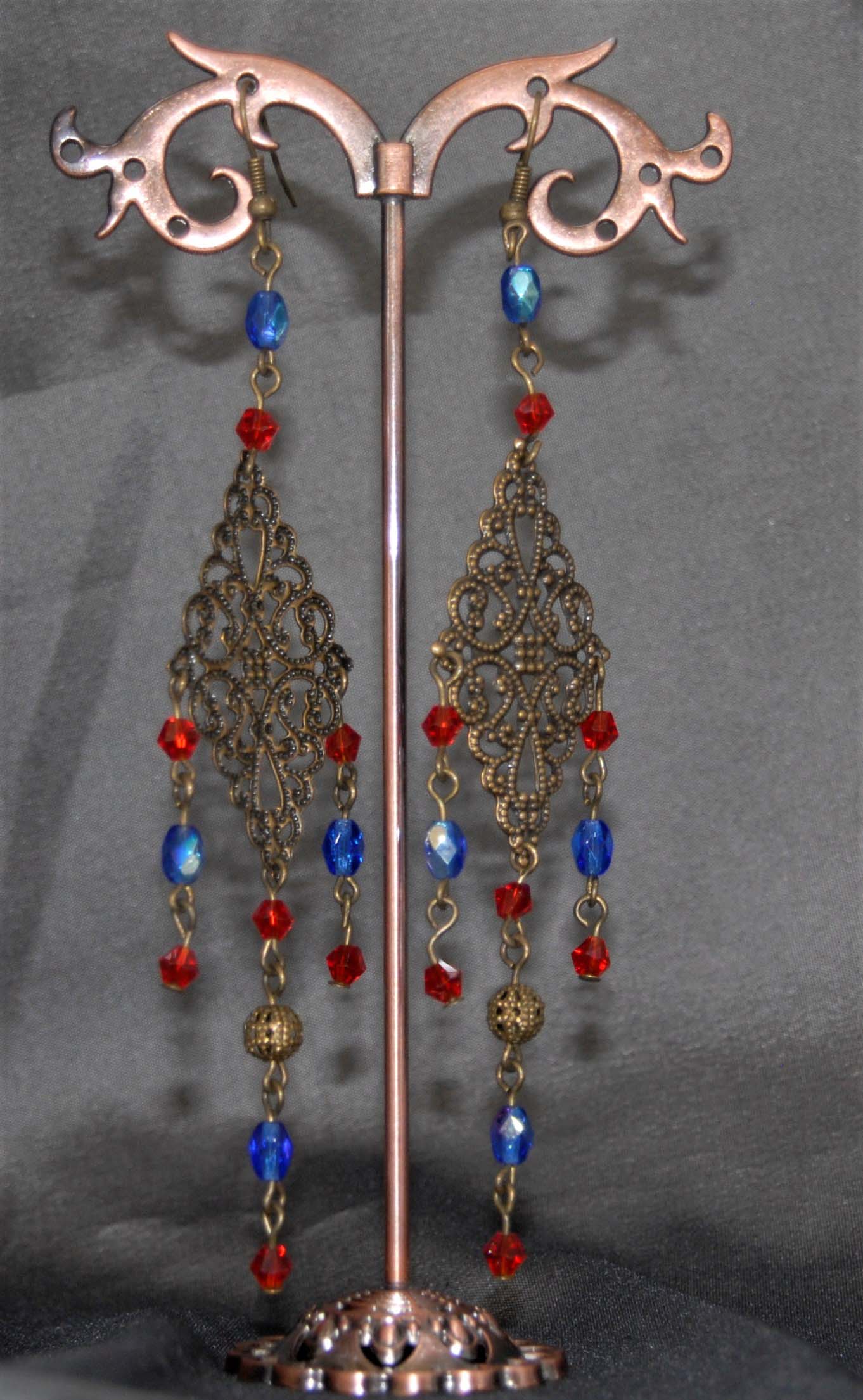 boucles d'oreilles estampe métallique bronze cristal de Bohème bleu roi et rouge