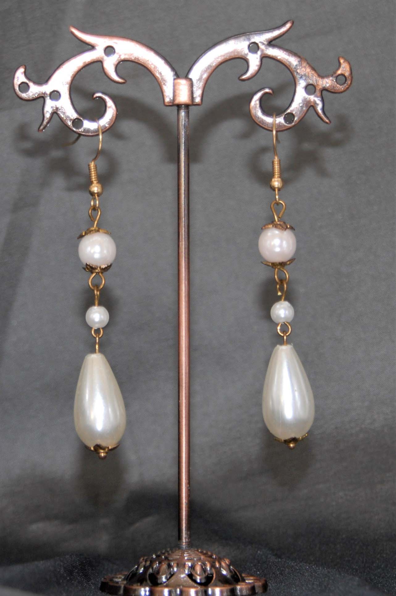 boucles d'oreilles fausse perle et estampe métal doré