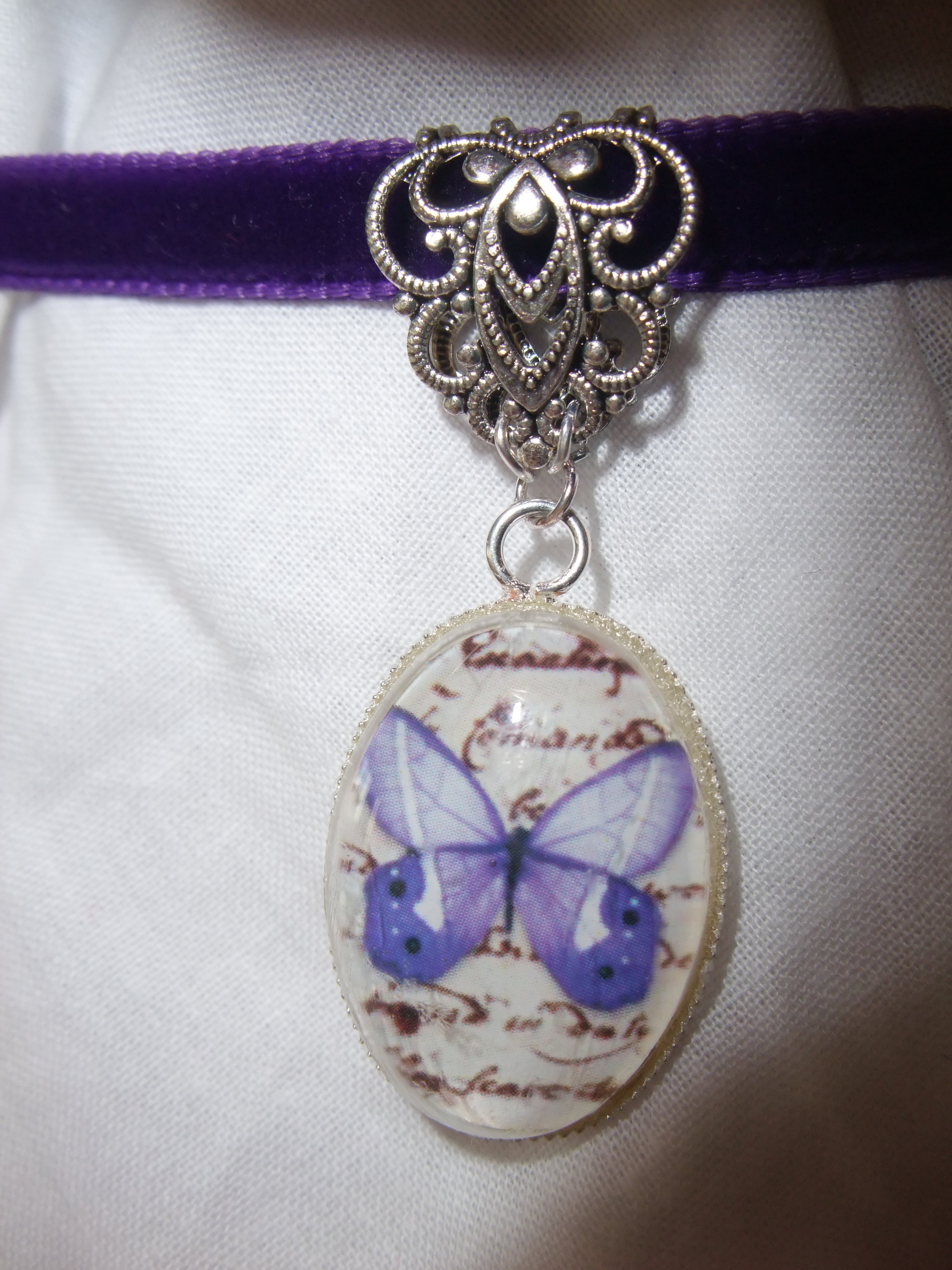 tour de cou cabochon papillon violet